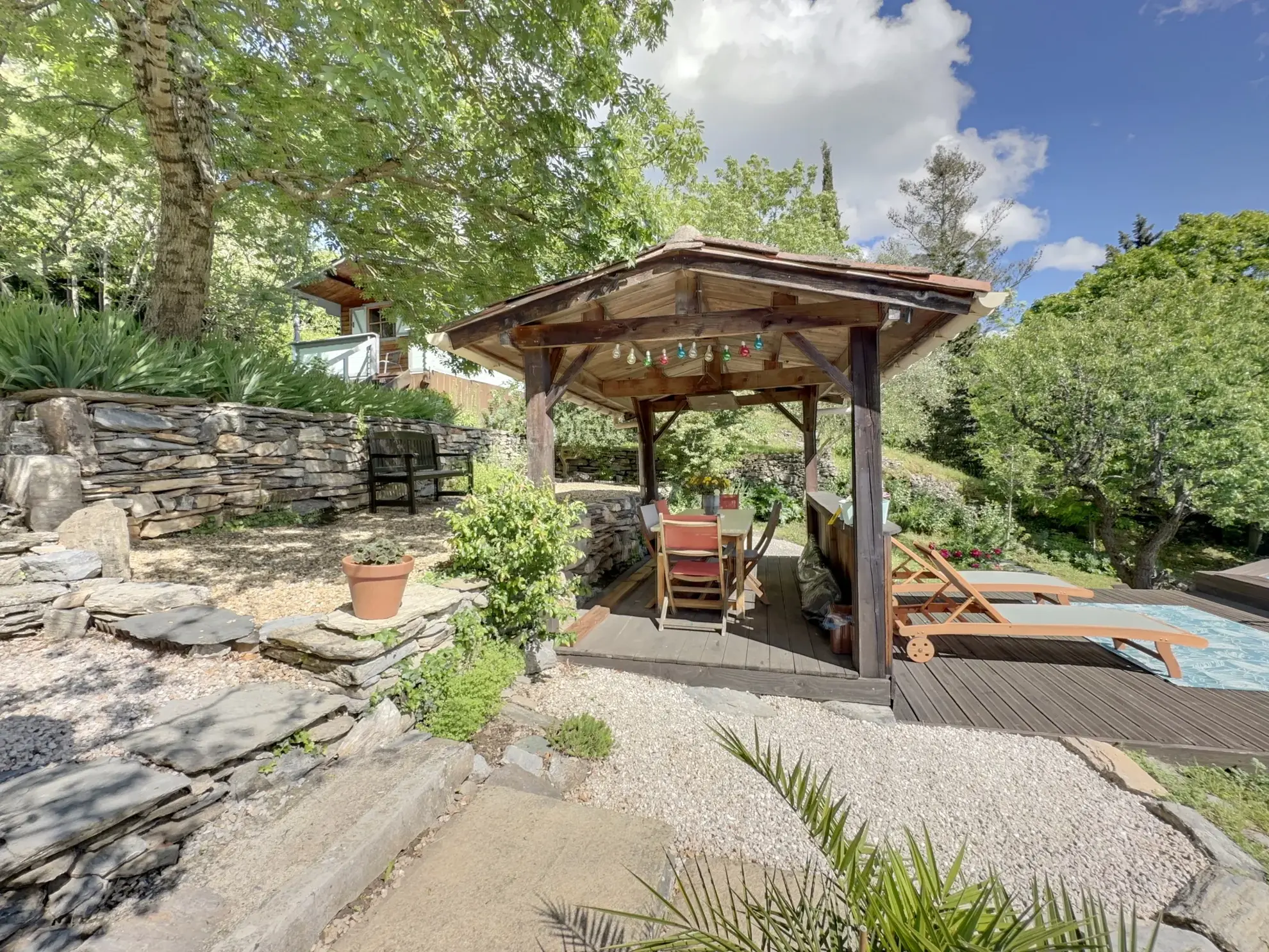 Maison avec piscine, chalet et terrain à Saint-Pons-de-Thomières 
