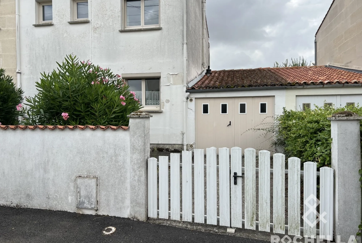 Maison de ville mitoyenne avec garage et jardin à Saint-Jean-d'Angély 