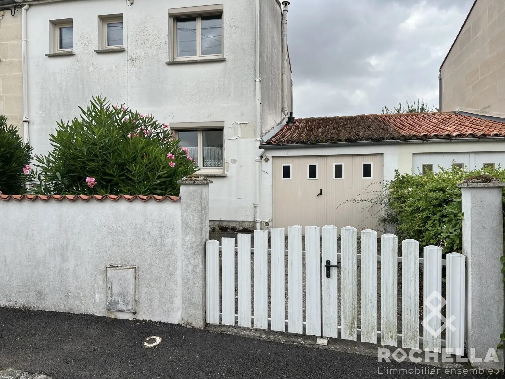 Maison de ville mitoyenne avec garage et jardin à Saint-Jean-d'Angély 