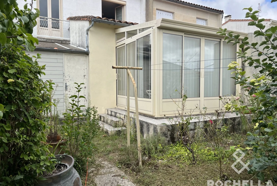 Maison de ville mitoyenne avec garage et jardin à Saint-Jean-d'Angély 