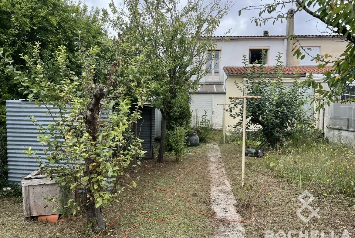 Maison de ville mitoyenne avec garage et jardin à Saint-Jean-d'Angély 