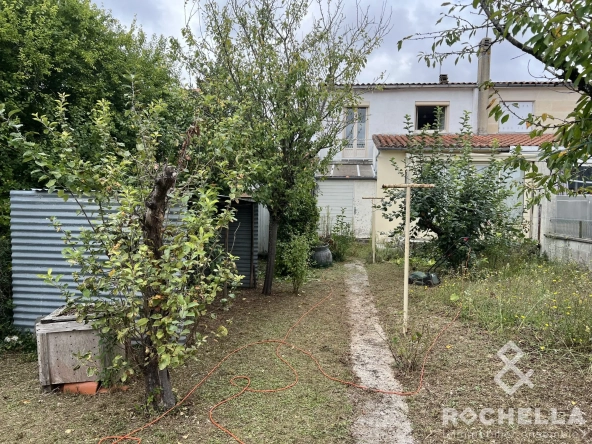 Maison de ville mitoyenne avec garage et jardin à Saint-Jean-d'Angély