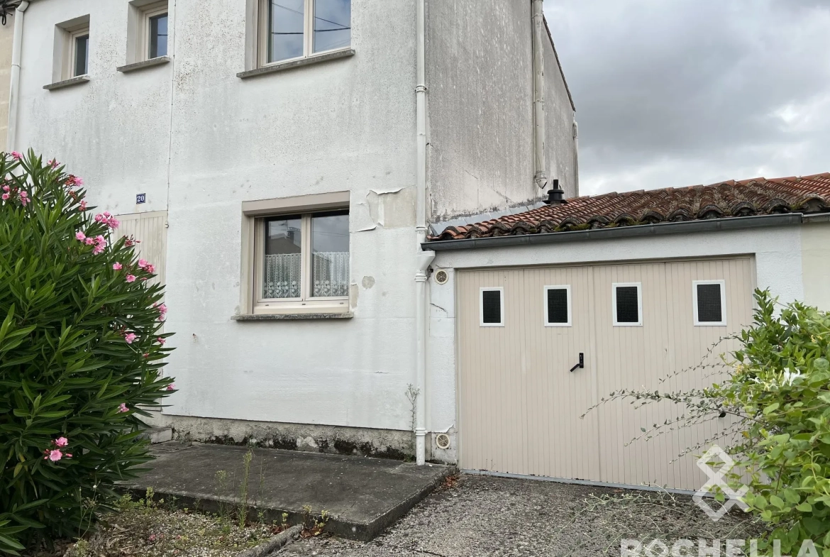 Maison de ville mitoyenne avec garage et jardin à Saint-Jean-d'Angély 