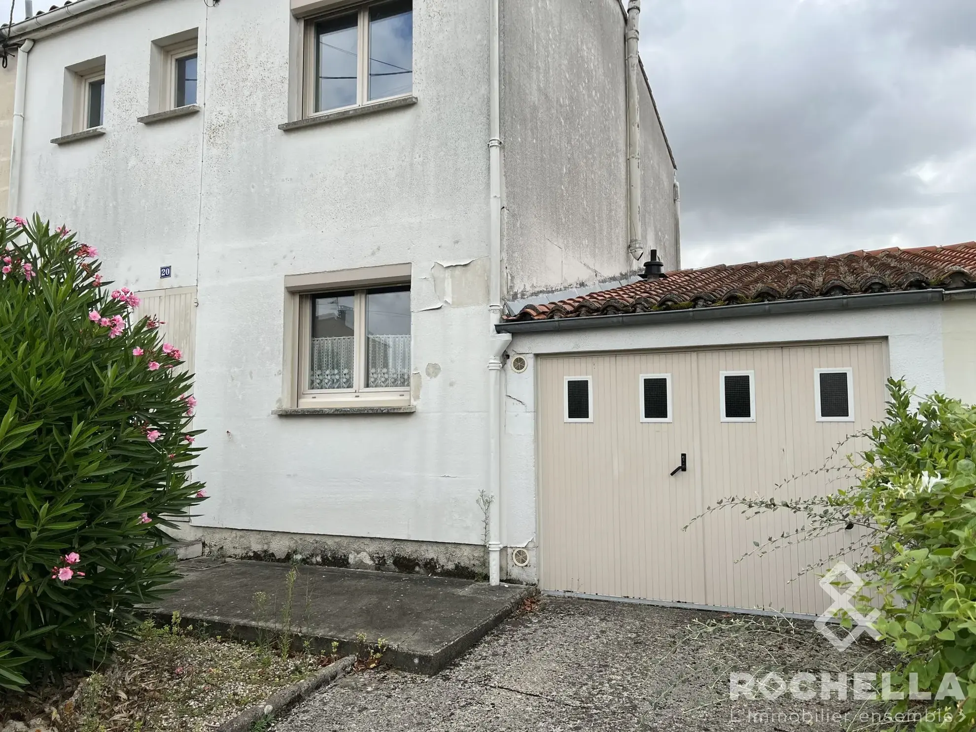 Maison de ville mitoyenne avec garage et jardin à Saint-Jean-d'Angély 