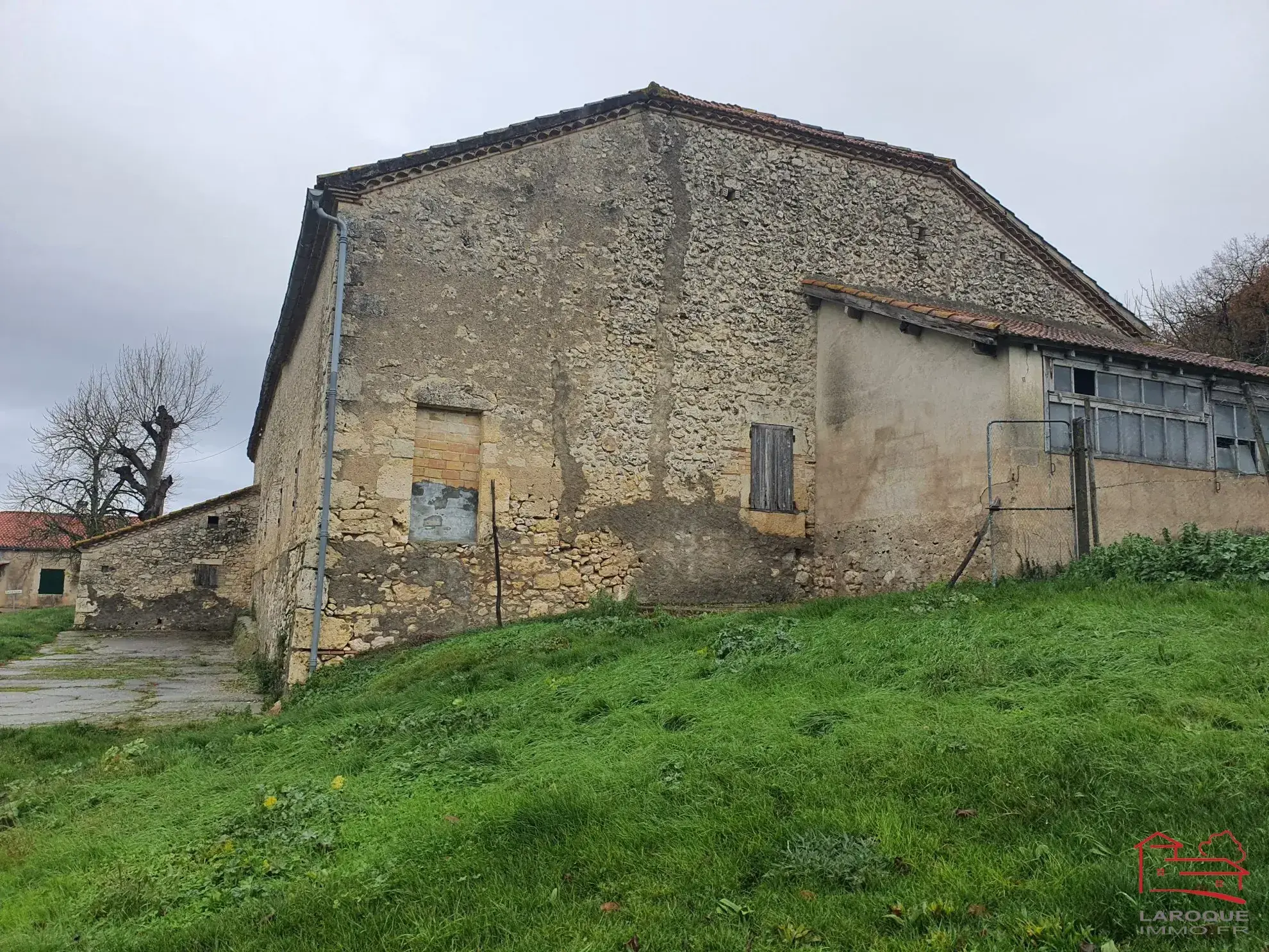 Grande grange en pierres de 400 m² à vendre près d'Agen et Villeneuve-sur-Lot 