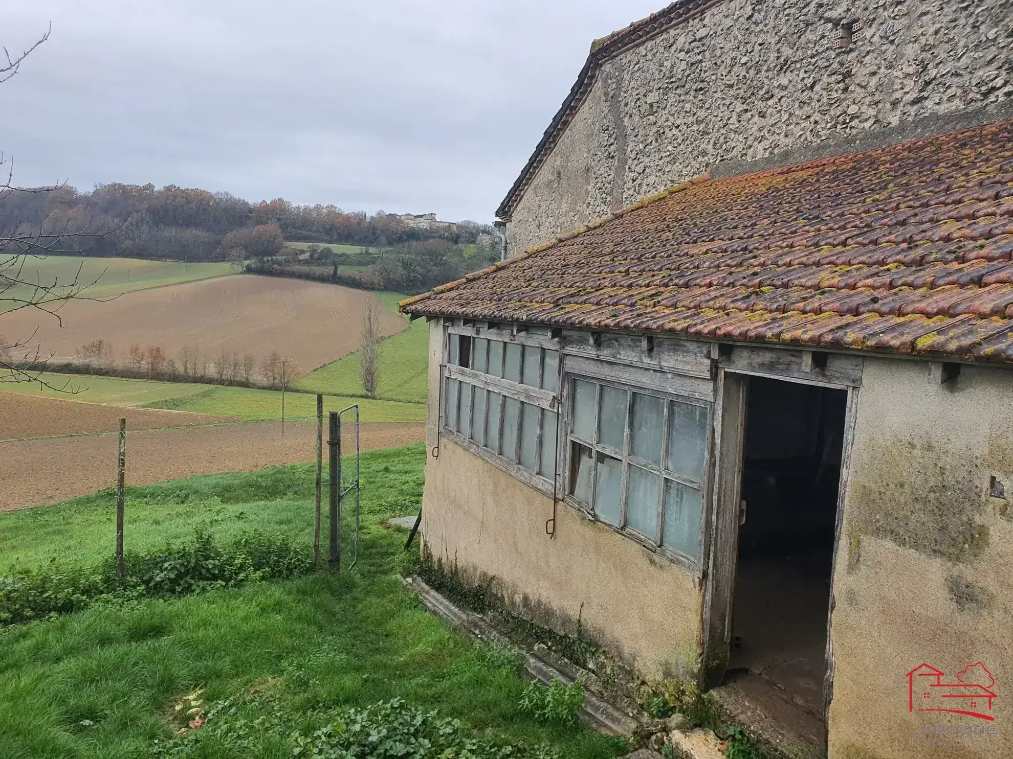 Grande grange en pierres de 400 m² à vendre près d'Agen et Villeneuve-sur-Lot 
