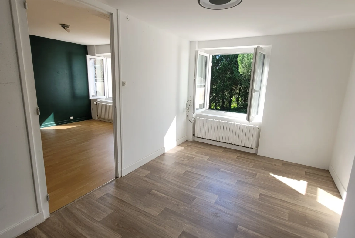 Belle maison charentaise avec garage, dépendance et grand jardin à Jonzac 