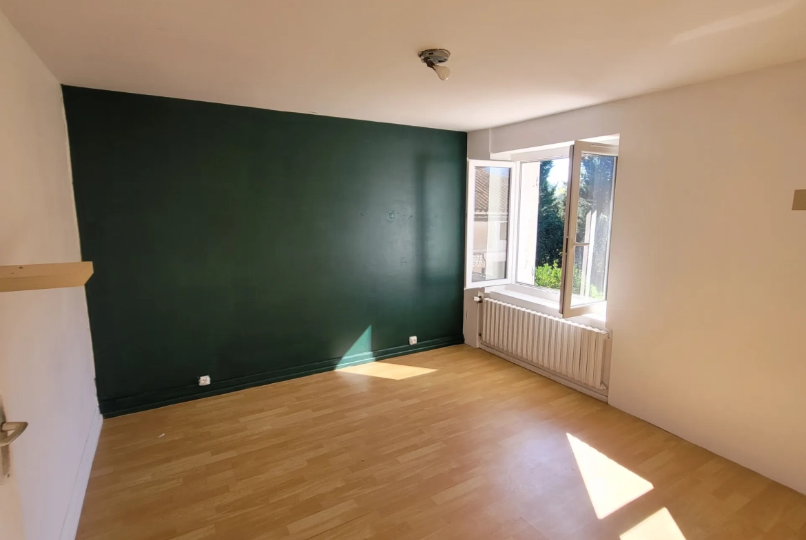 Belle maison charentaise avec garage, dépendance et grand jardin à Jonzac 
