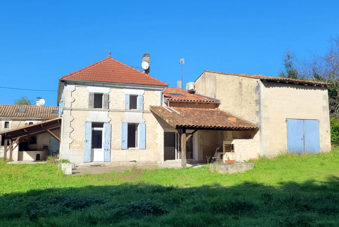 Belle maison charentaise avec garage, dépendance et grand jardin à Jonzac 