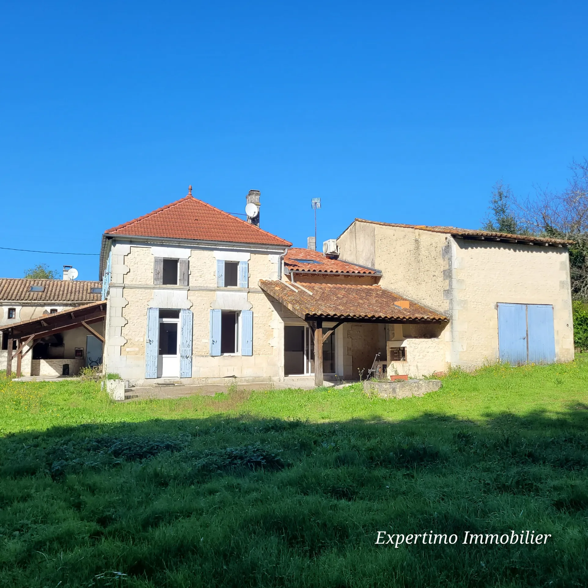 Belle maison charentaise avec garage, dépendance et grand jardin à Jonzac 