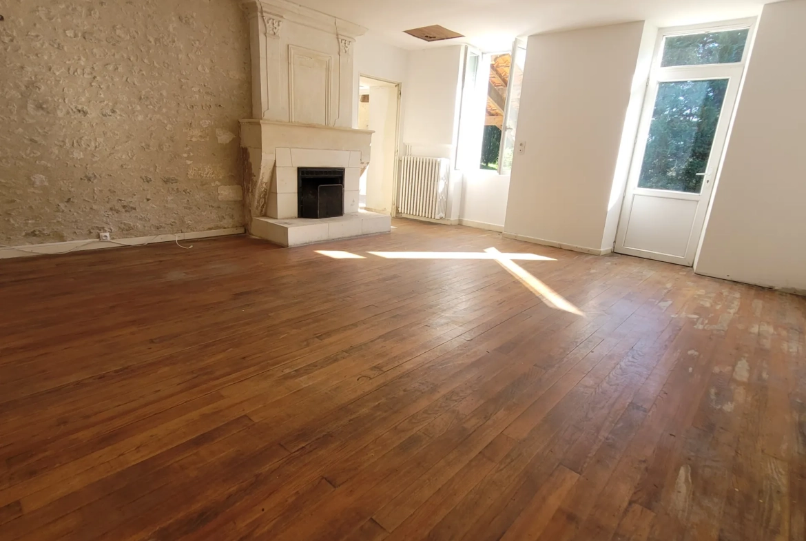Belle maison charentaise avec garage, dépendance et grand jardin à Jonzac 