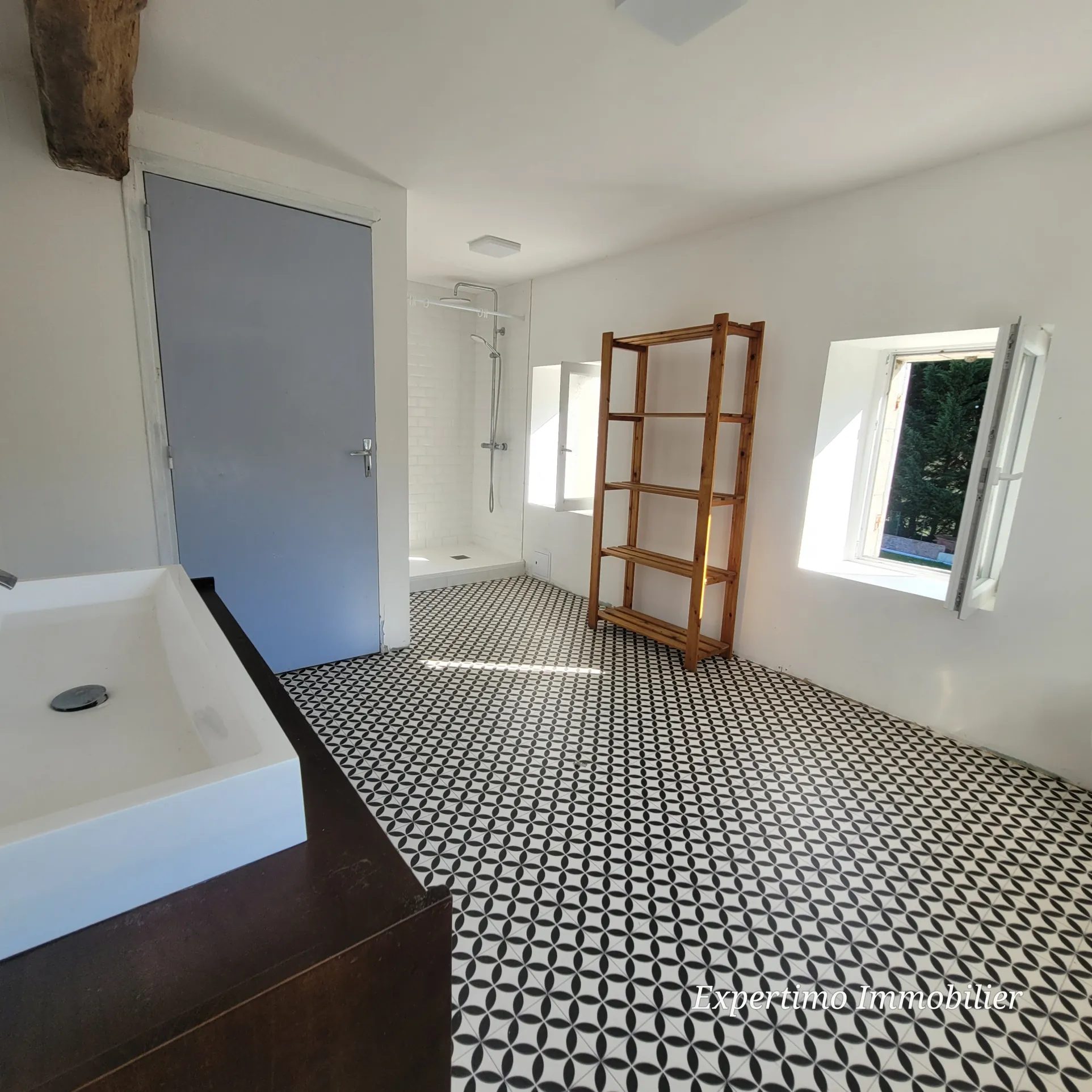Belle maison charentaise avec garage, dépendance et grand jardin à Jonzac 