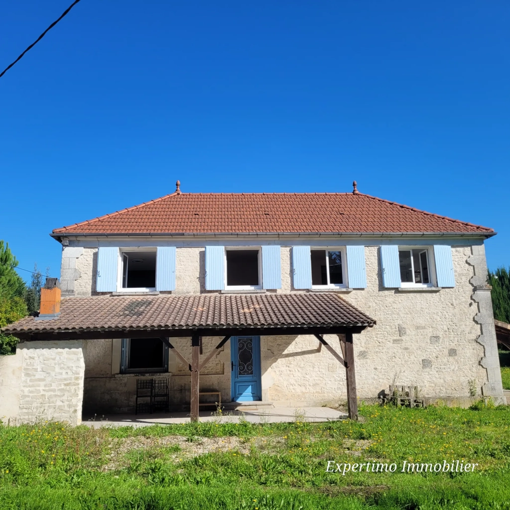 Belle maison charentaise avec garage, dépendance et grand jardin à Jonzac