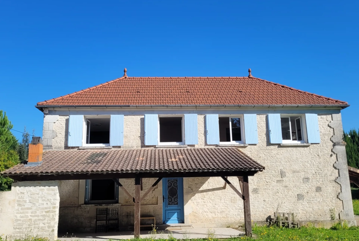 Belle maison charentaise avec garage, dépendance et grand jardin à Jonzac 