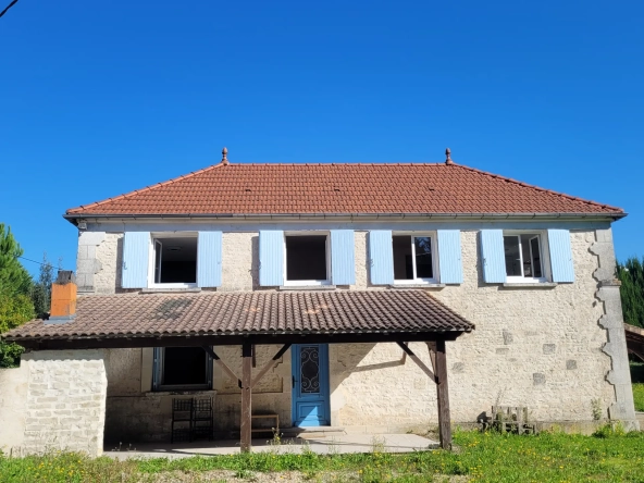 Belle maison charentaise avec garage, dépendance et grand jardin à Jonzac