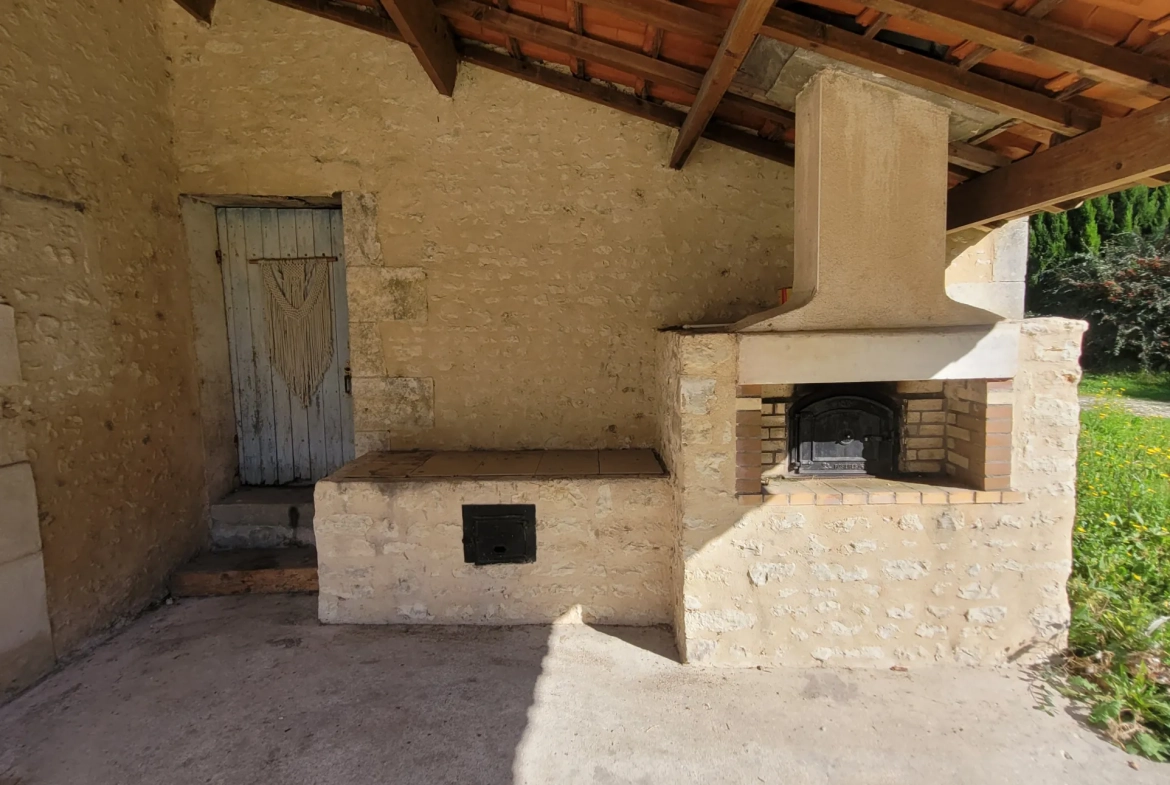 Belle maison charentaise avec garage, dépendance et grand jardin à Jonzac 