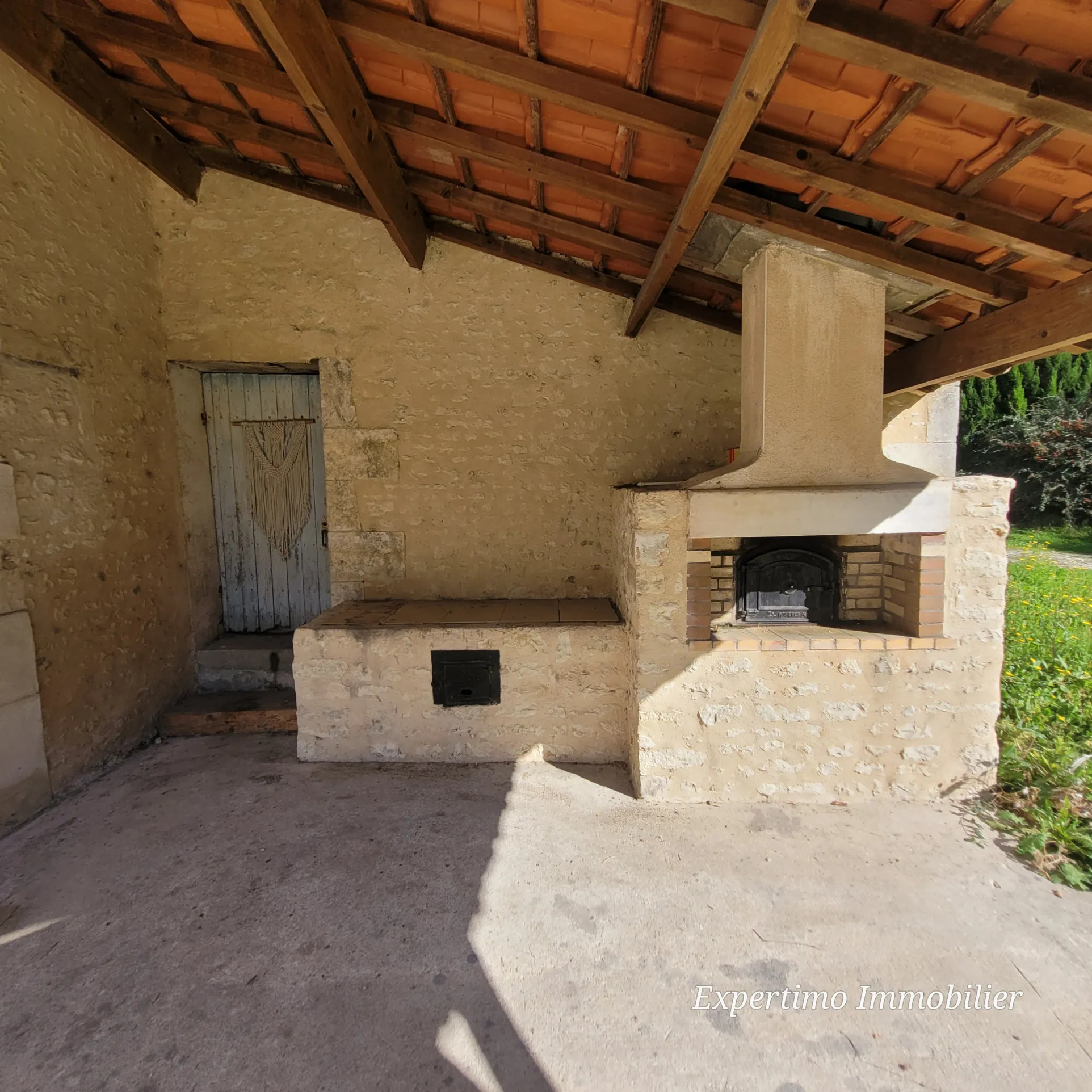 Belle maison charentaise avec garage, dépendance et grand jardin à Jonzac 