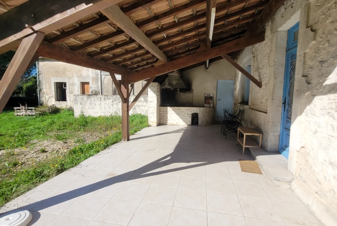 Belle maison charentaise avec garage, dépendance et grand jardin à Jonzac 