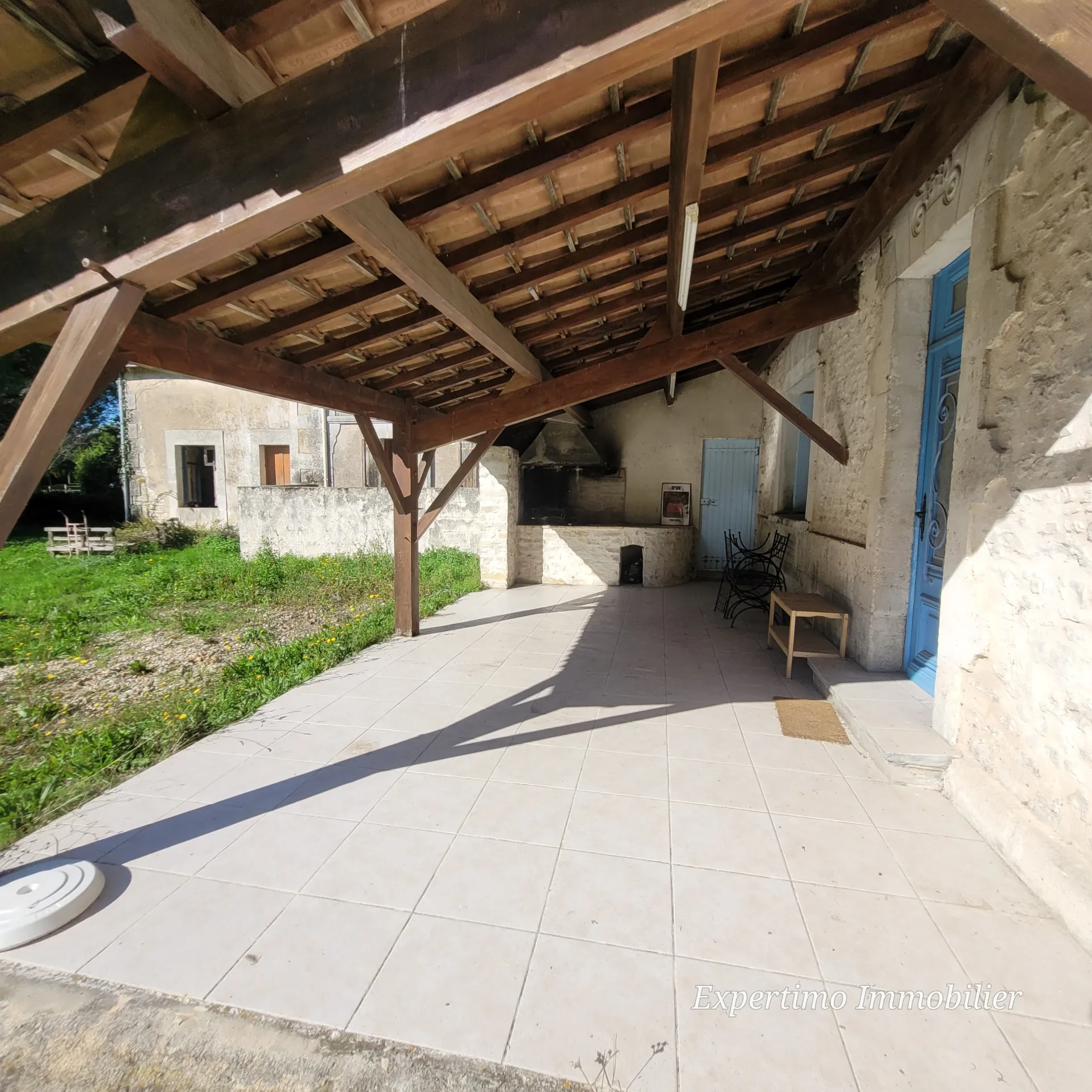 Belle maison charentaise avec garage, dépendance et grand jardin à Jonzac 