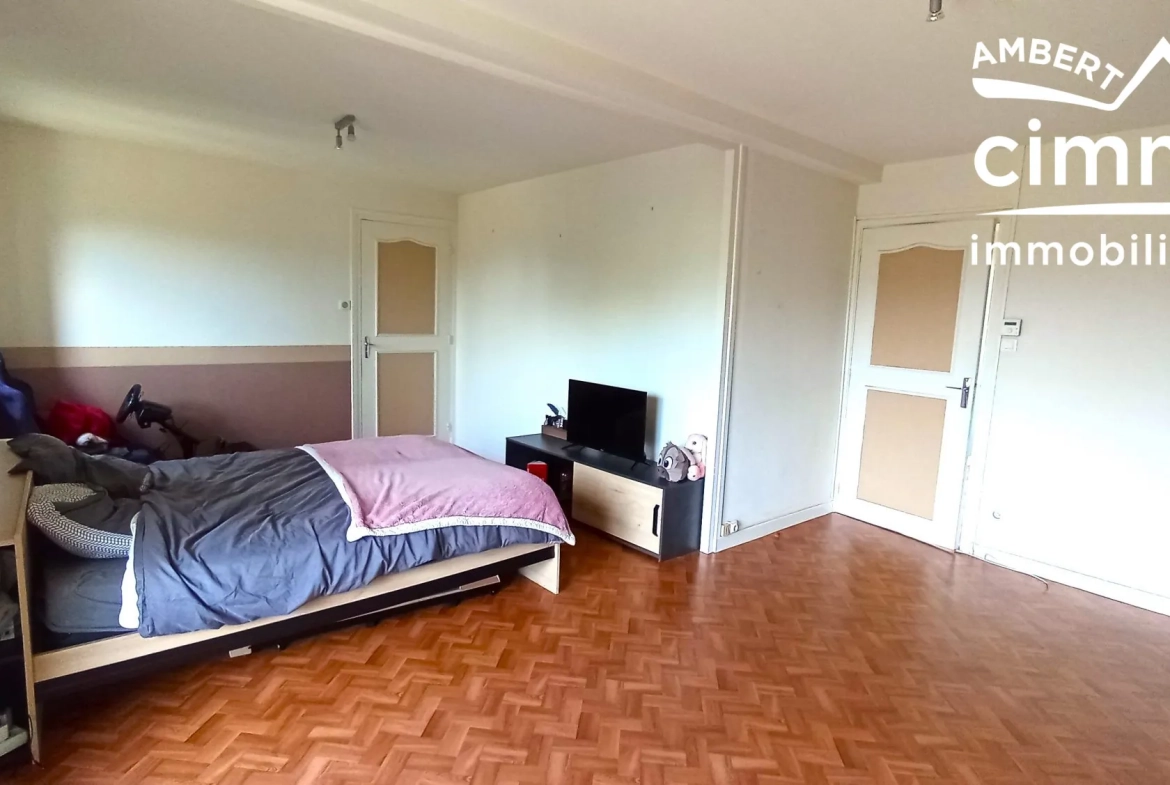 Maison à vendre à Olliergues avec garage, jardin et terrain 