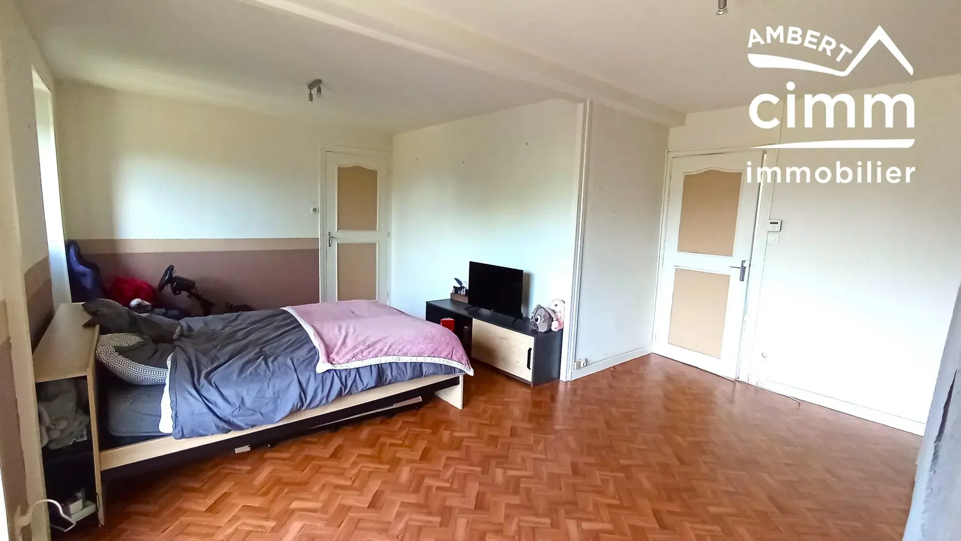 Maison à vendre à Olliergues avec garage, jardin et terrain 