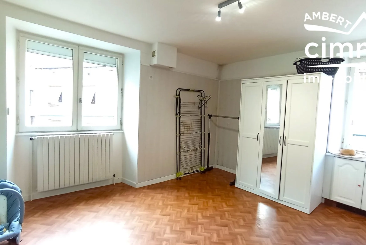 Maison à vendre à Olliergues avec garage, jardin et terrain 