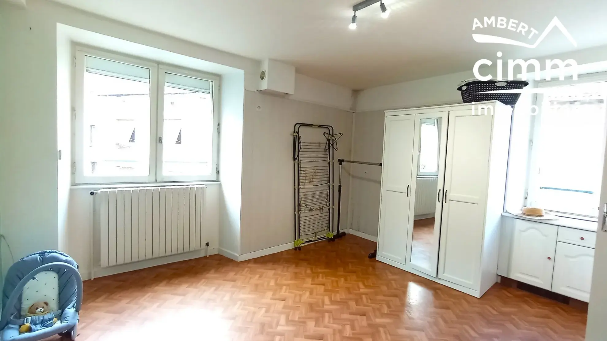 Maison à vendre à Olliergues avec garage, jardin et terrain 