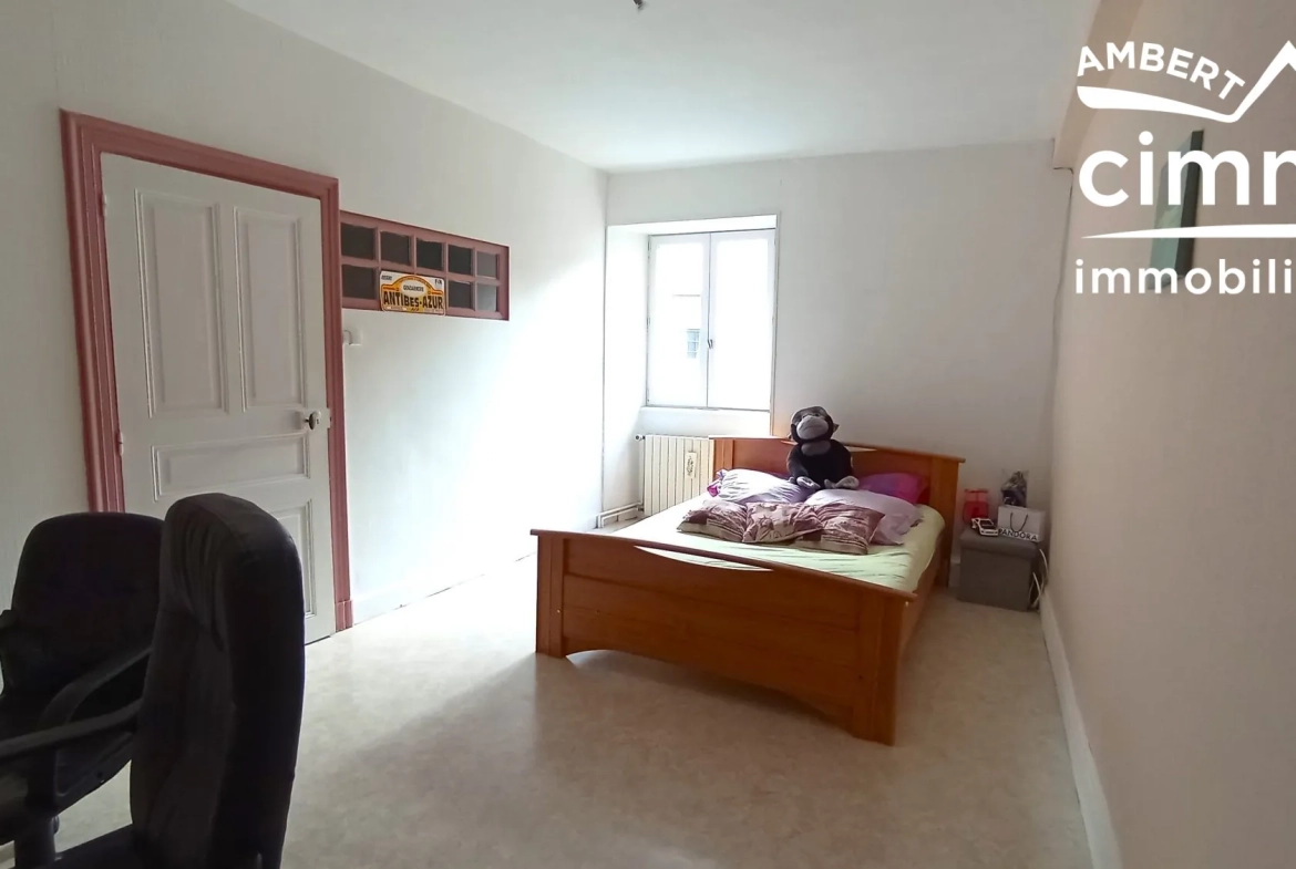 Maison à vendre à Olliergues avec garage, jardin et terrain 