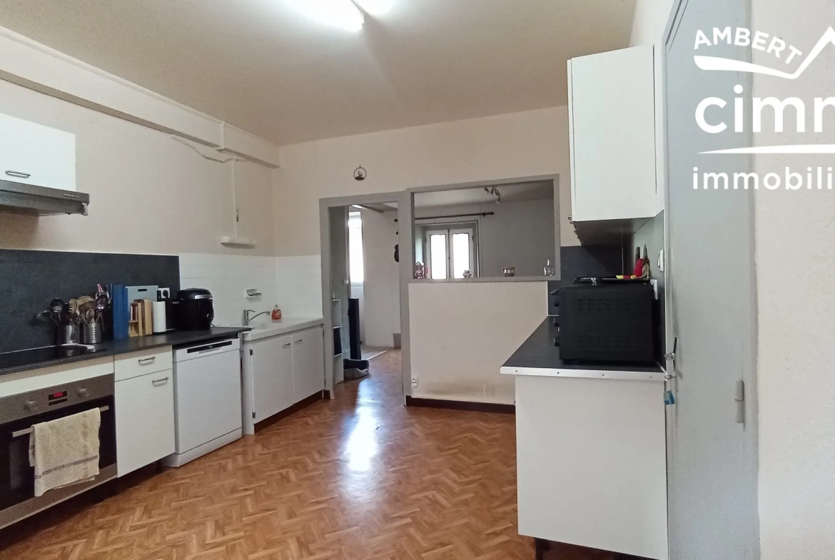 Maison à vendre à Olliergues avec garage, jardin et terrain 
