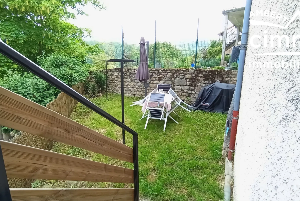 Maison à vendre à Olliergues avec garage, jardin et terrain 