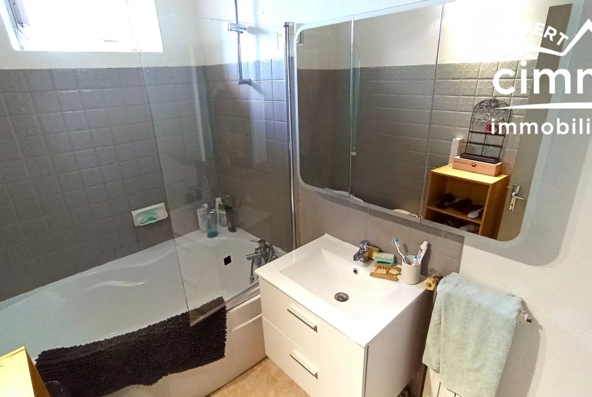 Maison à vendre à Olliergues avec garage, jardin et terrain 