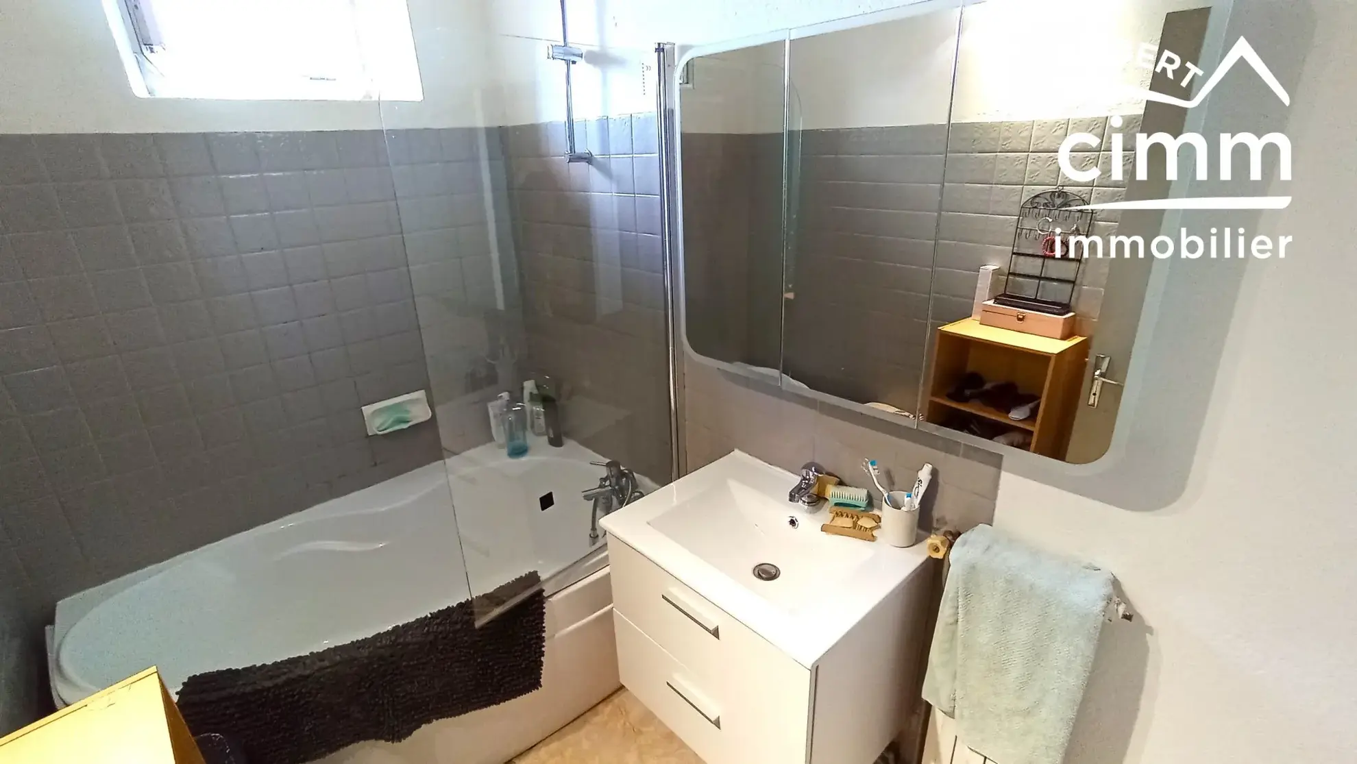 Maison à vendre à Olliergues avec garage, jardin et terrain 