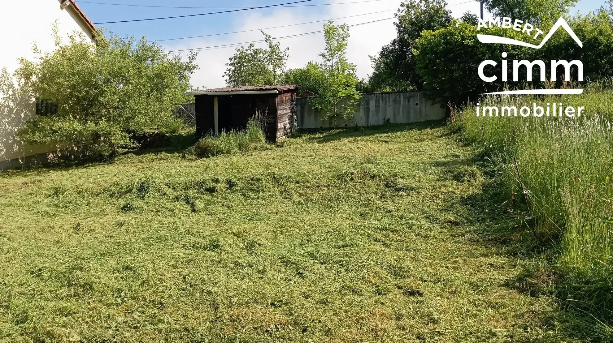Maison à vendre à Olliergues avec garage, jardin et terrain 