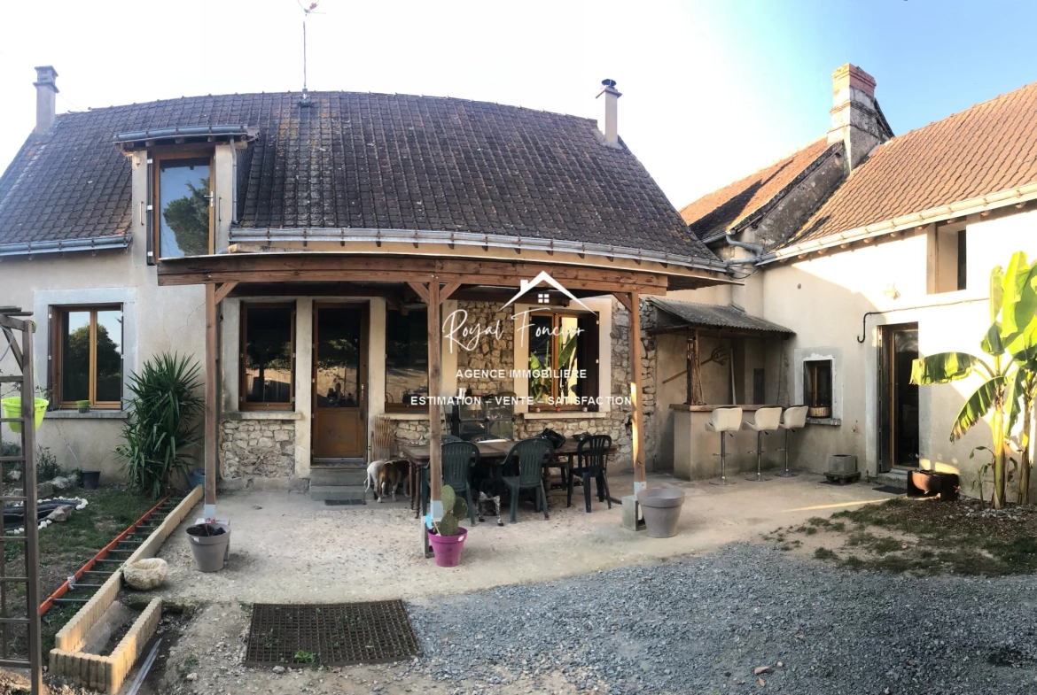 Façade maison / Dépendance à droite  Belle maison de campagne rénovée à La Guerche (37350), proche commodités 