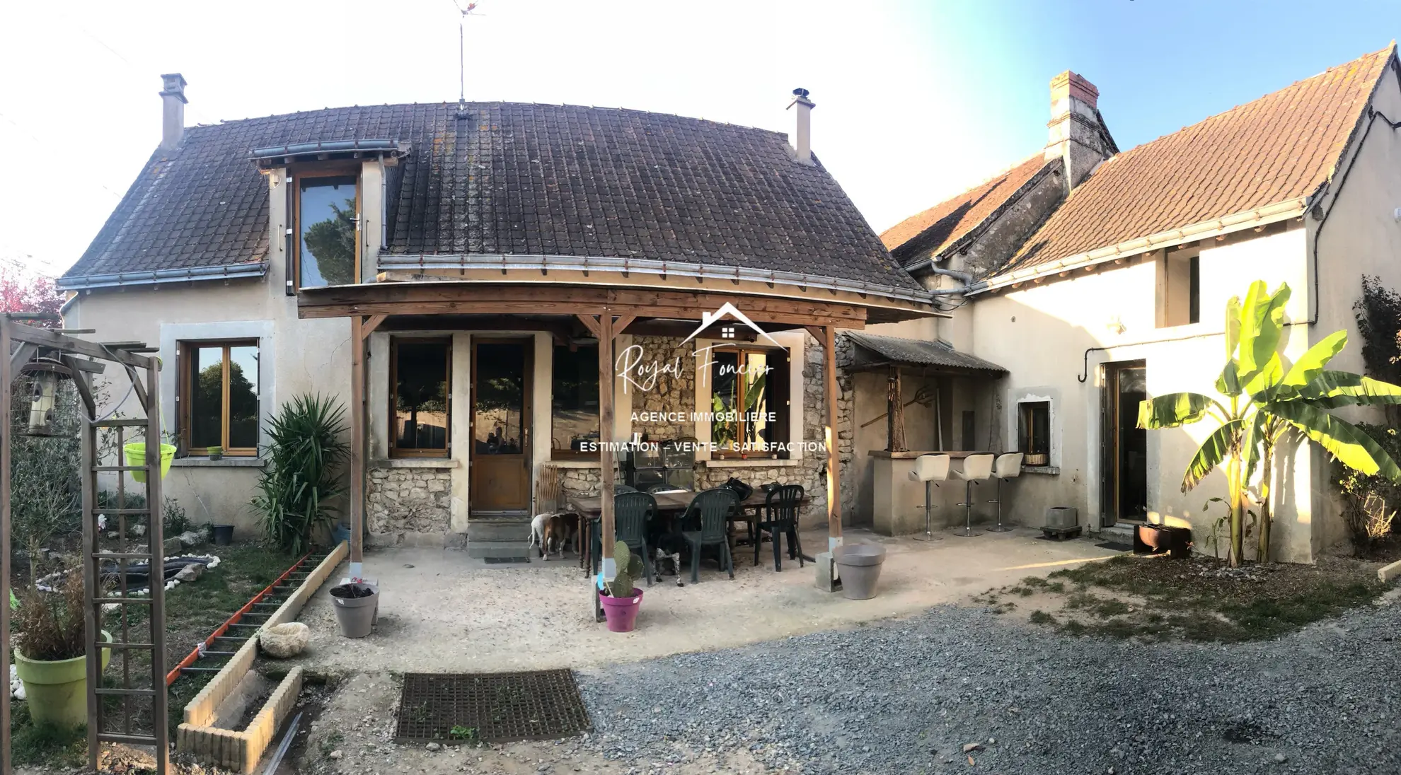 Façade maison / Dépendance à droite  Belle maison de campagne rénovée à La Guerche (37350), proche commodités 