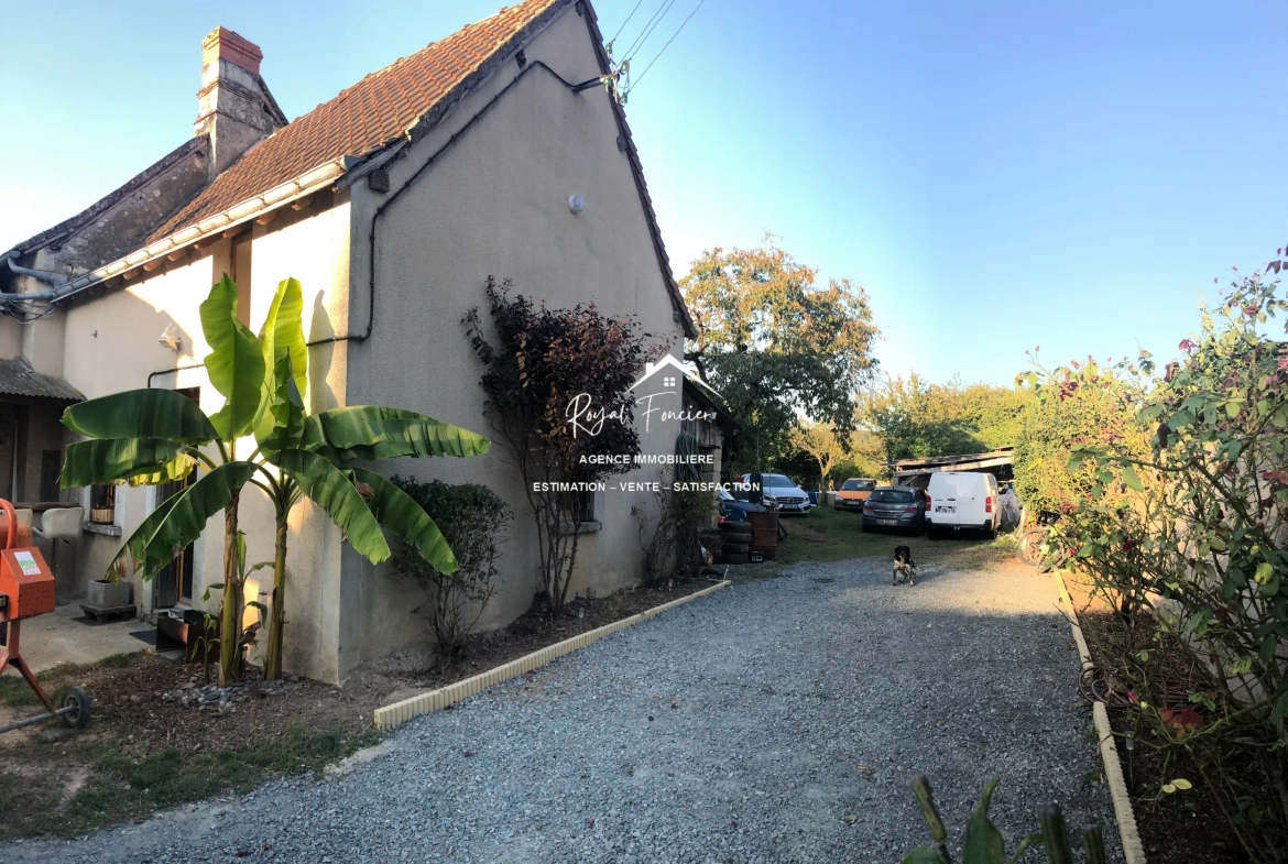 Allée du jardin Belle maison de campagne rénovée à La Guerche (37350), proche commodités 