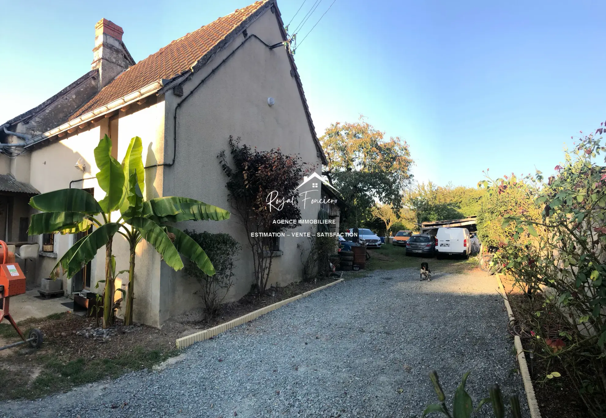 Allée du jardin Belle maison de campagne rénovée à La Guerche (37350), proche commodités 