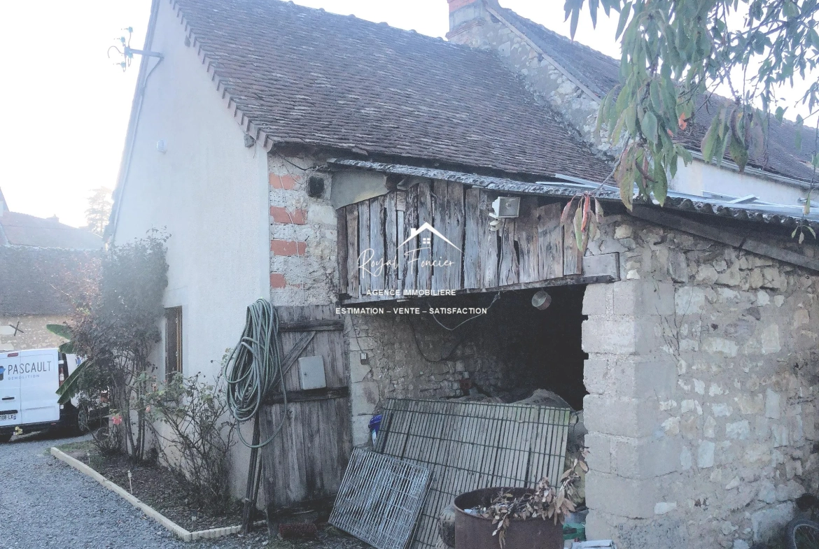 1er garage Belle maison de campagne rénovée à La Guerche (37350), proche commodités 