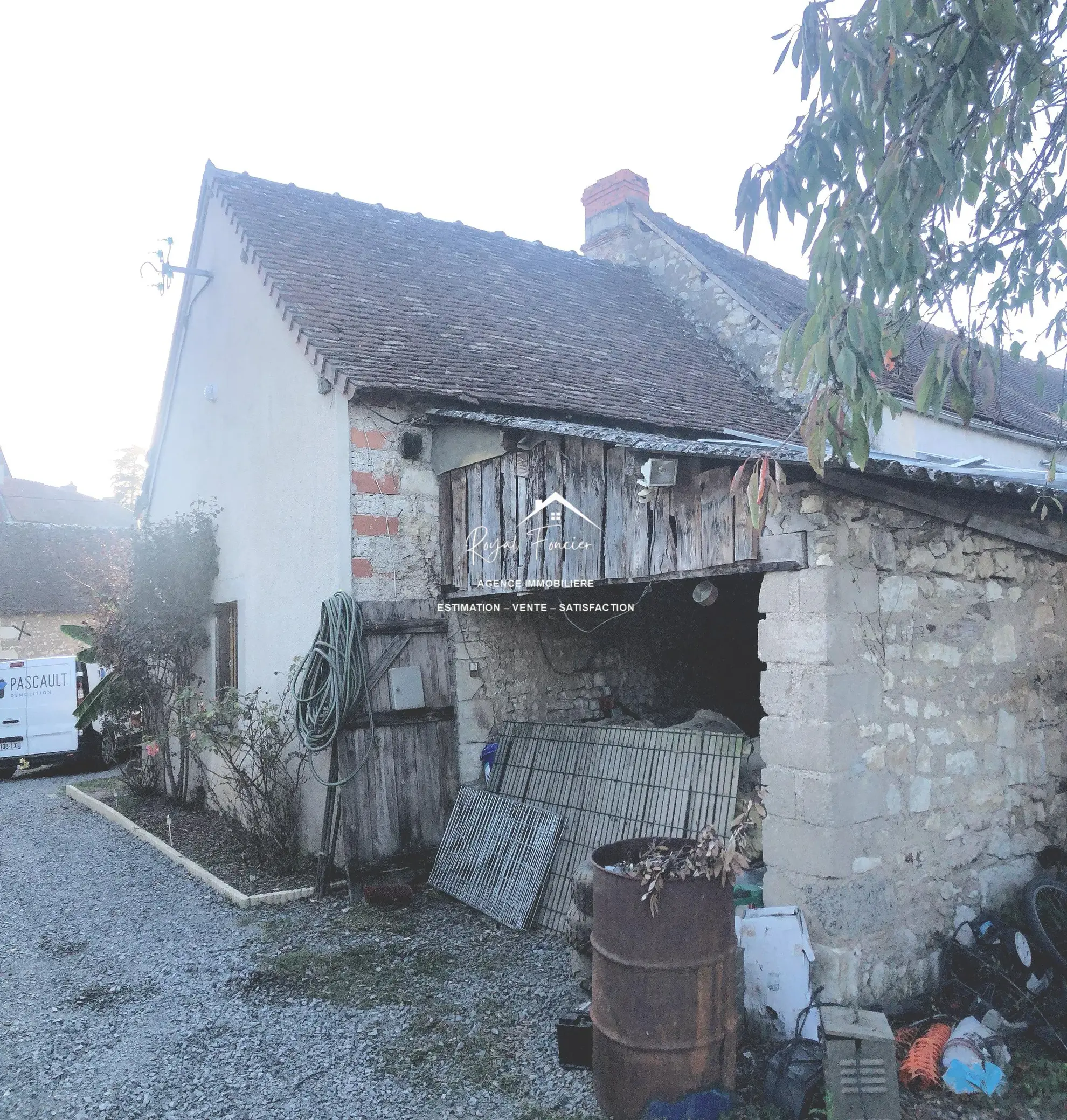 1er garage Belle maison de campagne rénovée à La Guerche (37350), proche commodités 