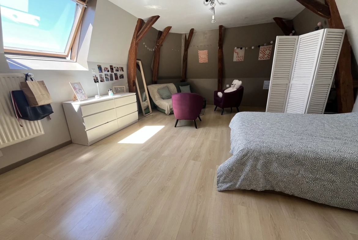 Appartement spacieux de 140 m² avec terrasses et garage à Thouars 