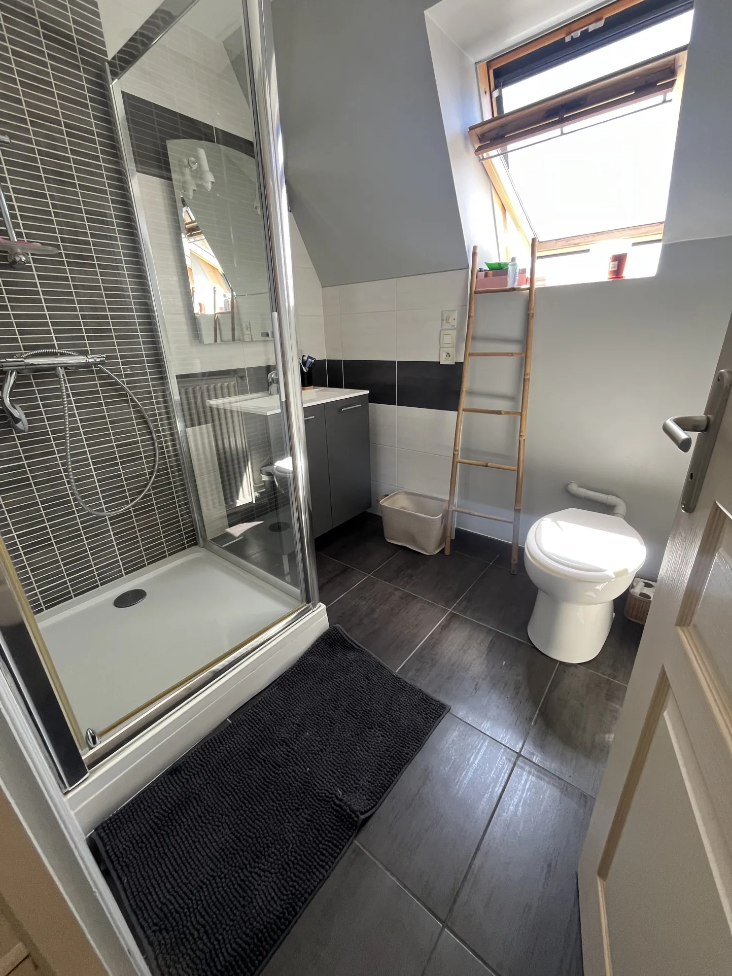 Appartement spacieux de 140 m² avec terrasses et garage à Thouars 