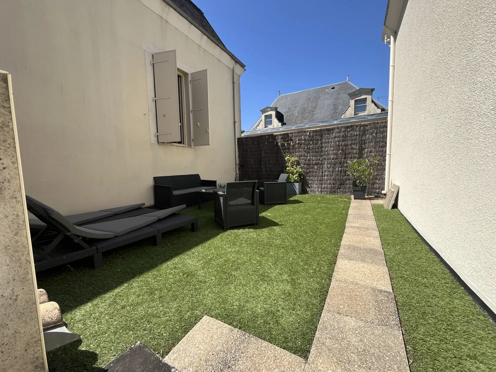 Appartement spacieux de 140 m² avec terrasses et garage à Thouars 