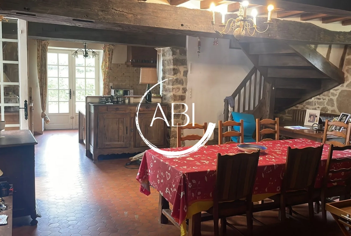 Longère authentique de 250 m² avec grand terrain à Domfront-en-Poiraie 