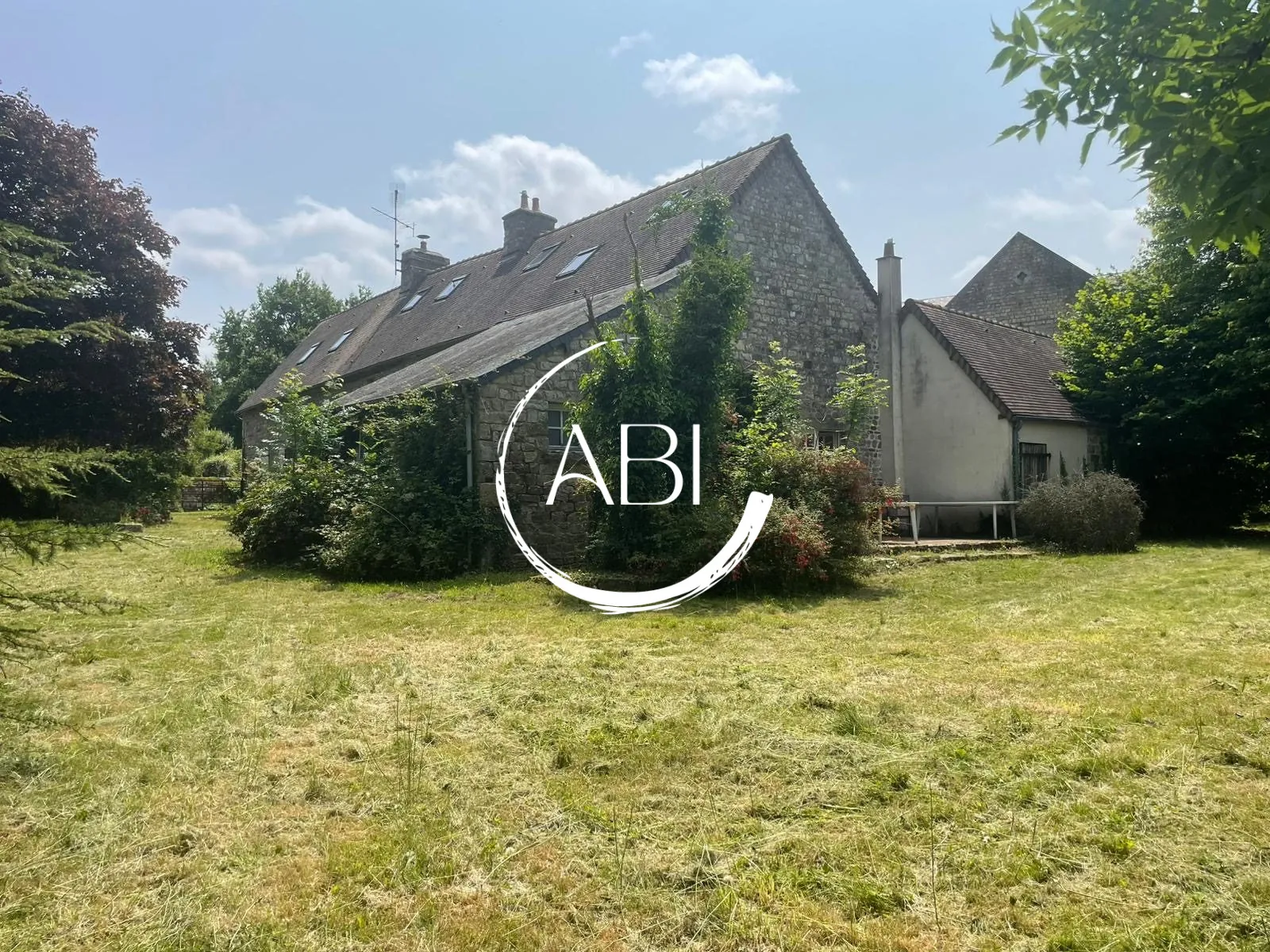 Longère authentique de 250 m² avec grand terrain à Domfront-en-Poiraie 