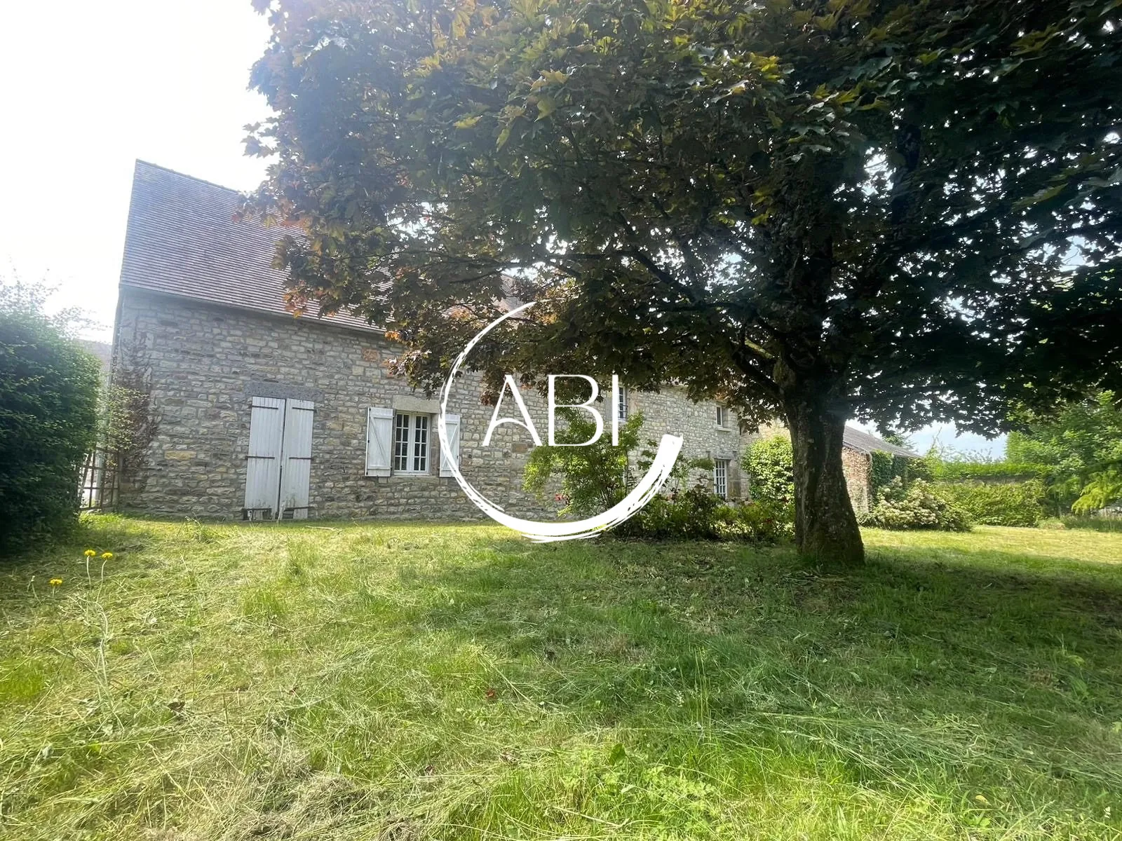Longère authentique de 250 m² avec grand terrain à Domfront-en-Poiraie 