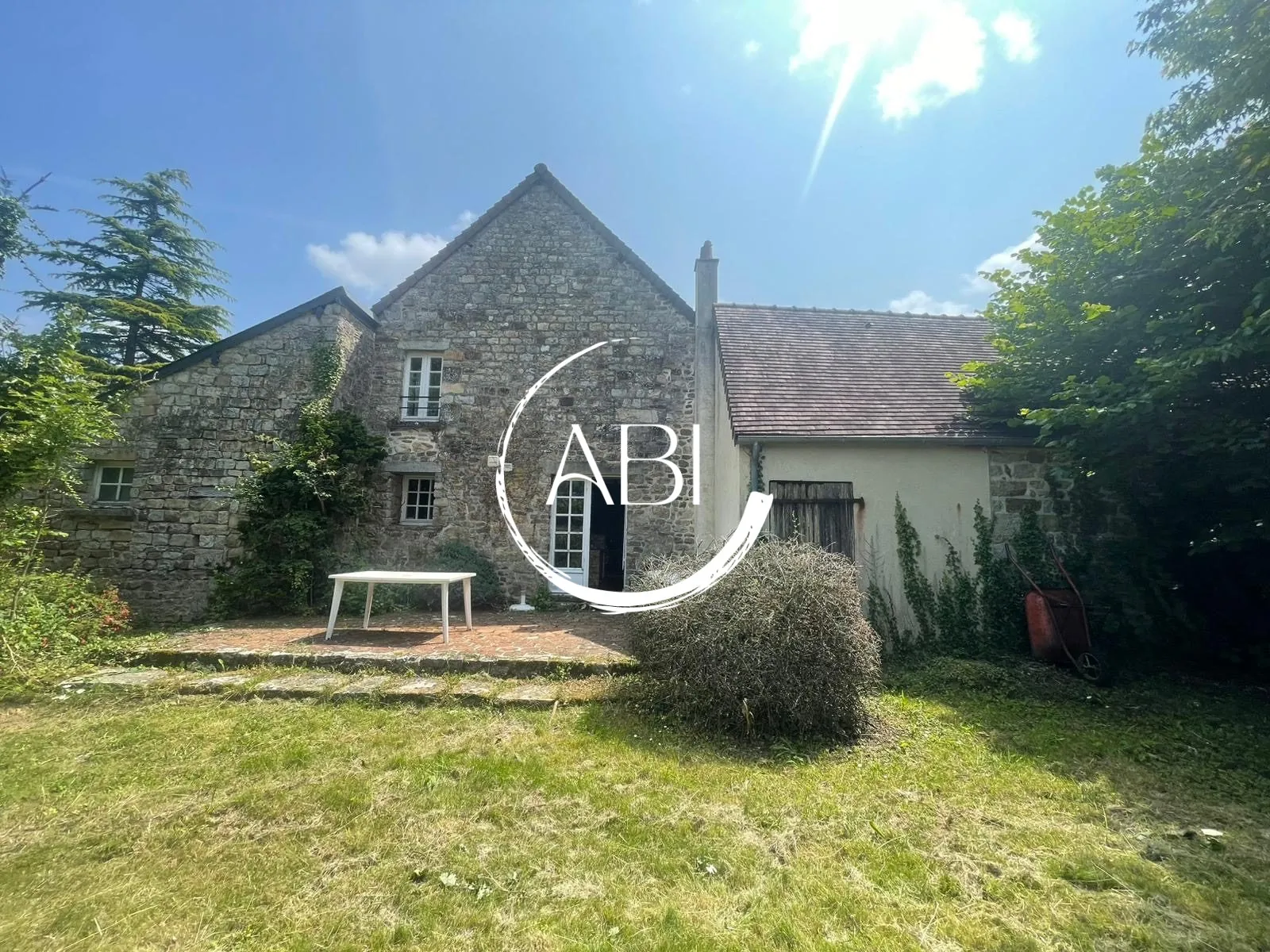Longère authentique de 250 m² avec grand terrain à Domfront-en-Poiraie 