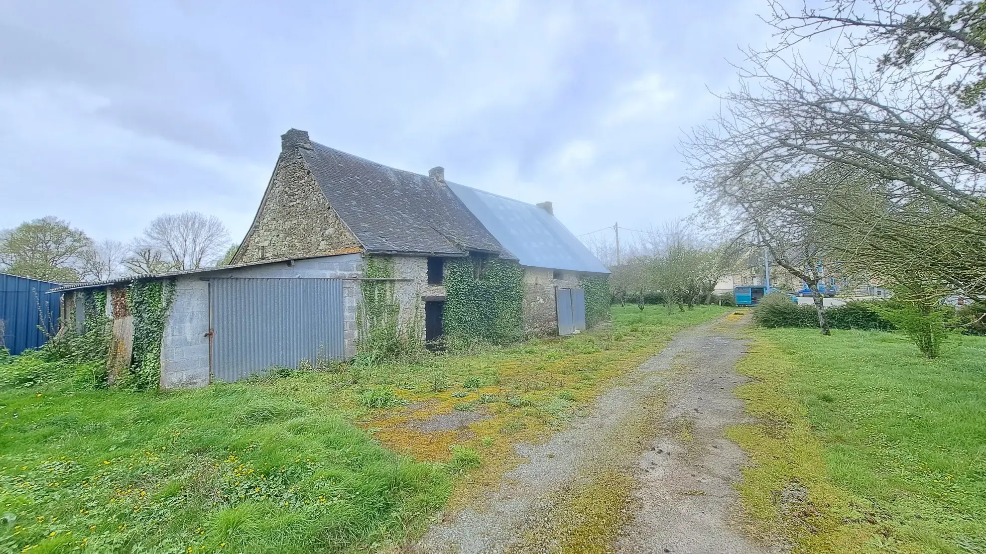 Bâtisse en pierre à rénover à Pipriac, potentiel élevé, calme et verdoyant 