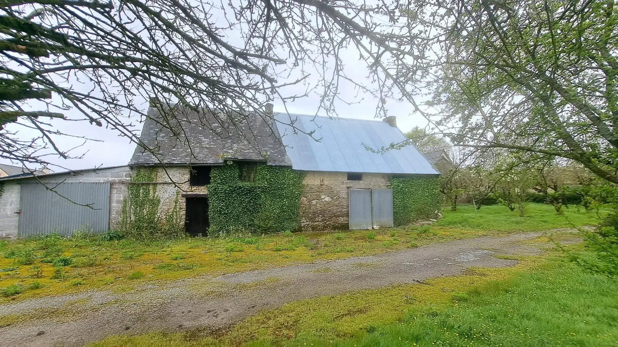 Bâtisse en pierre à rénover à Pipriac, potentiel élevé, calme et verdoyant 