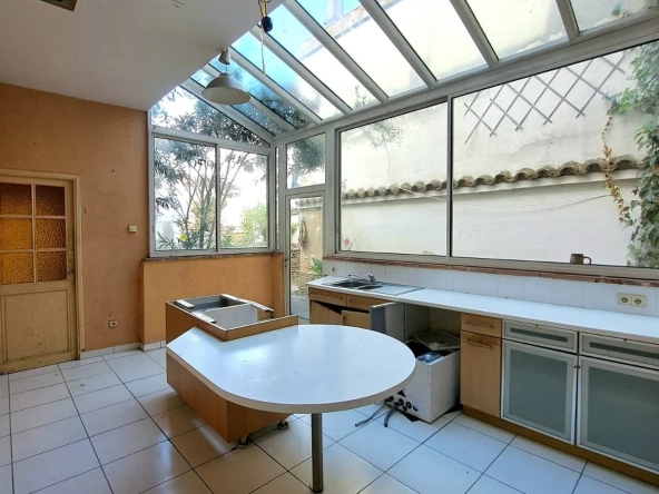 Immeuble de 185 m² à Saint-Nicolas avec grand potentiel