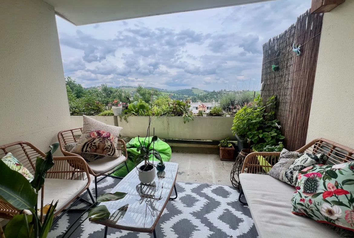 Appartement T4 à vendre à Saint-Priest-en-Jarez avec terrasse et garage 